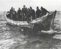 De reddingboot Eierland, hier op de foto nog met de oude bemanning van rond 1934.