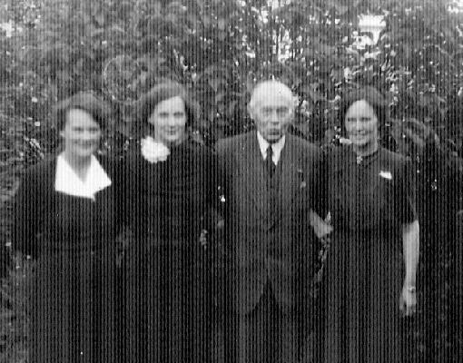 F Gooszen, zijn dochter Ot, zijn vrouw Henriette Gooszen-Peereboom Voller, schoonzoon Wim van Hengel, zijn halfzuster Digna