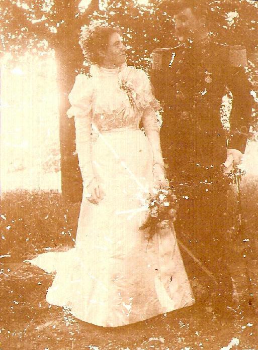Op 16 Juni 1897 werd ons huwelijk voltrokken in de oude vestingstad Naarden en in de tegenoverliggende mooie oude kerk en de dominee, die ons huwelijk inzegende heette Drooglever Fortuin en schonk