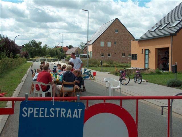 Wat doet de gemeente Wingene voor de speelstraat? Verzekering De meters en peters ondertekenen een afsprakennota met de gemeente Wingene.