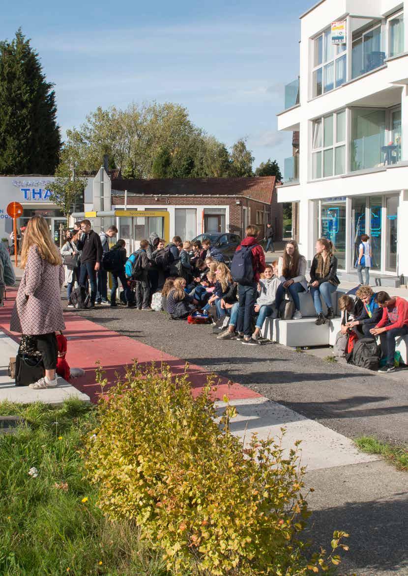 Uitsmijter JONGEREN WELKOM In Evergem nemen meer dan honderd jongeren na schooltijd tegelijk de bus.