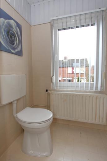 5 m²) De badkamer is ingericht met ligbad, douchecabine met thermostaatkraan, designradiator en een wastafel.