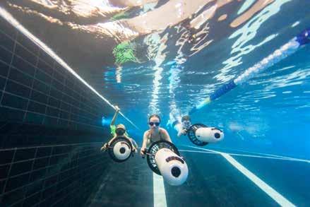 Onderwaterscooters en waterbubbles Een looping onder water of slalommen tussen gekleurde linten? Volg dan een onderwaterscooter-clinic.
