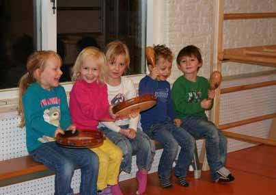 Groep 1 heeft een muziekles gekregen: onder leiding van juf Miriam maakten ze