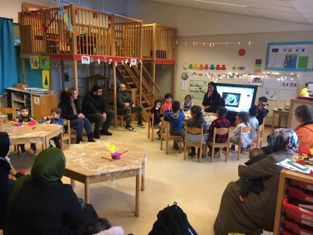 >> Juf Marianne is een van de juffen en meesters van de buitenschoolse activiteiten (GRAS). Op donderdagmiddag was de laatste bijeenkomst van de serie Spelen met Taal.