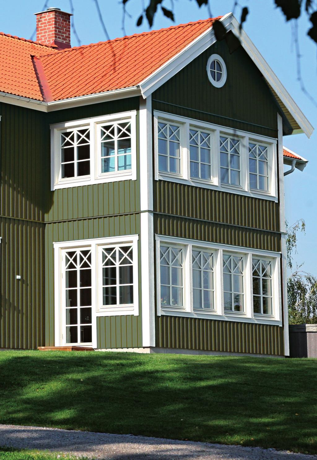 KLASSIEK WARM CLASSIQUE CHALEREUX Het rode huis met witte kozijnen is een symbool in Scandinavië.