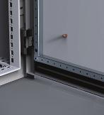 Het frame is in meervoudige deur versies verdeeld in afzonderlijke modules door middel van verticale tussenschotten.
