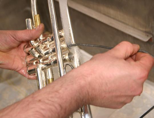 Minstens éénmaal in de twee maanden dient het instrument inwendig schoongemaakt te worden.