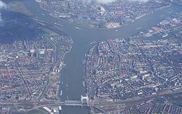 Bijzonder is dat dit drierivierenpunt het drukst bevaren waterknooppunt van Europa is. Gelegen op dit drierivierenpunt, is de karakteristieke stadspoort van Dordrecht, De Groothoofdspoort.