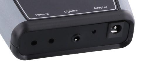laadindicatie (9) Batterij opladen De EMDR Lightbar heeft een ingebouwde accu van 5200 ma. Zo laadt u deze accu op: 1. Sluit de netadapter aan op de ingang bij de tekst 'Adapter' (8). 2.