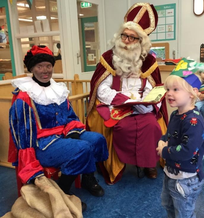Sommige kinderen keken op veilige afstand hun ogen uit, andere kinderen wilden Sint en Piet wel graag een hand geven.