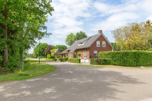 De garage is voorzien van een segmentdeur en