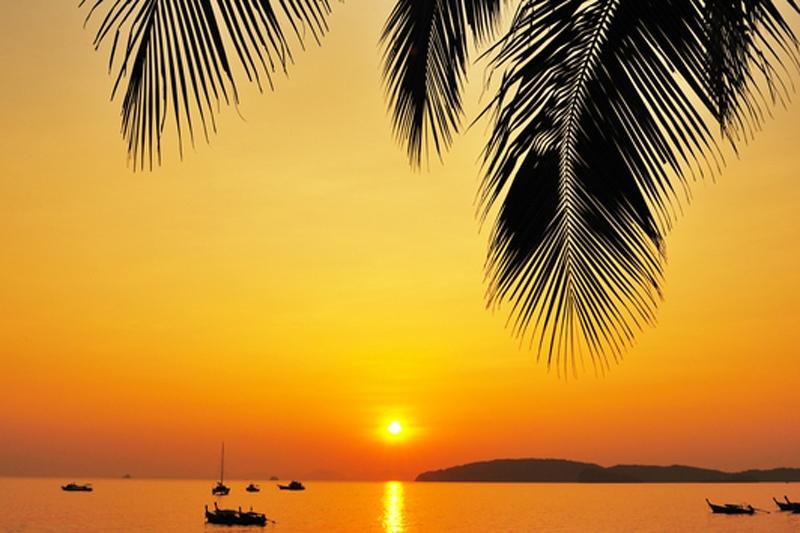 Dag 12: Koh Samed Vrije dag. Het eiland Koh Samed is 6 bij 3 km groot en heeft talloze kleine baaien met schitterende witte palmstranden en een blauwe zee.