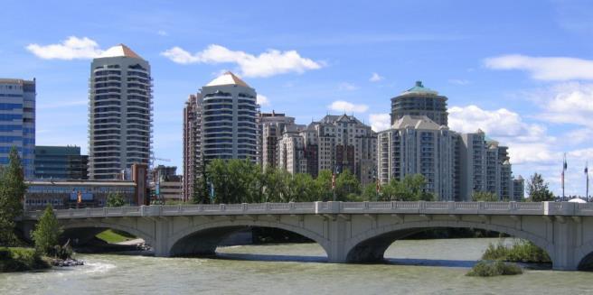 De landschappen zijn enorm en indrukwekkend! We krijgen een goede indruk van grote steden als Calgary en Vancouver.