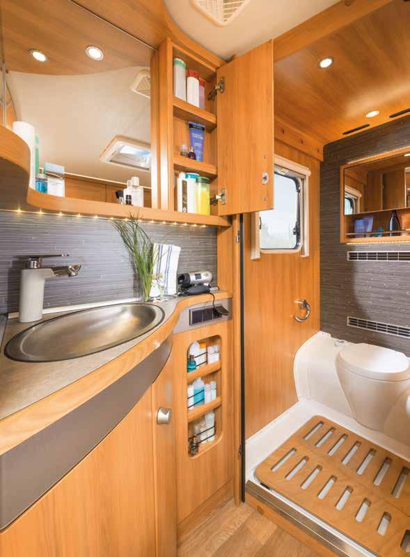Luxueuze douche De badkamer in de ERIBA Nova SL is optioneel ook verkrijgbaar met luxueuze douche-uitvoering, waardoor u er een