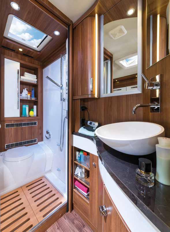 Netjes gescheiden De ruime badkamer in de Nova S 590 kan met een houten