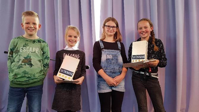 Tijdens de opening in de grote hal werd het programma met alle activiteiten voor de Kinderboekenweek aan de kinderen meegedeeld door 2 enge spoken.