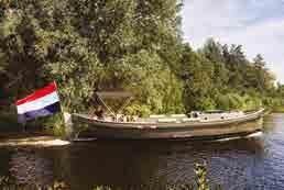 In de zomermaanden bieden wij aan 26 schepen ligplaatsen. En in de wintermaanden kunt u uw boot bij ons stallen in de winterstalling, ook overdekt. Verkoop van gasflessen.