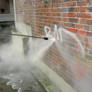 Manel Cleaning Service is dan ook het vaste adres voor een groot aantal bedrijven en instanties die met graffiti in aanraking komen, zoals bij de bekende geldautomaten.