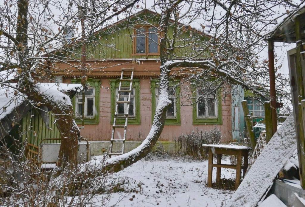 SYNOPSIS Op een dag krijgt filmmaakster Aliona van der Horst een erfenis: een kamertje van zes vierkante meter in een houten huisje, op het platteland van Rusland, waarin haar moeder is opgegroeid.