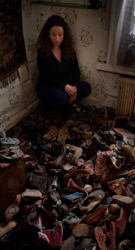 LANGE SYNOPSIS Met het overlijden van haar moeder, erfde filmmaakster Aliona van der Horst een deel van het leeggekomen familiehuis in Rusland: een kamertje van 6m2.