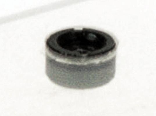 1. Maak het gat voor de kunststof lens m.b.v. een ronde vijl voorzichtig groter totdat de kunststof lens precies in het gat past.