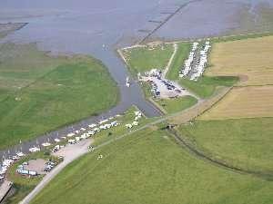 Spieka-Neufeld: De Spieka-Neufeldhaven is een jacht- en vissershaven. De haven valt bij laagwater droog en is ca 3 uur rond hoogwater bereikbaar. Naast de haven ligt een camping.