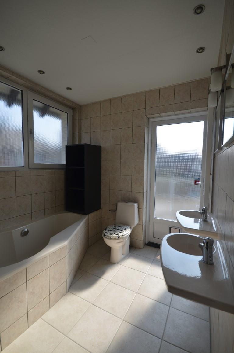 Badkamer (2.18x2.00) met vaste 2 wastafels, 2e toilet en een ligbad met douche. Vanuit de badkamer heeft men toegang naar het ruime dakterras (5.93x3.42) gelegen op het zuiden.