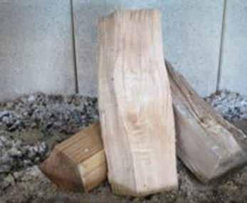 De drie houtblokken zijn ongeveer 29 cm lang.