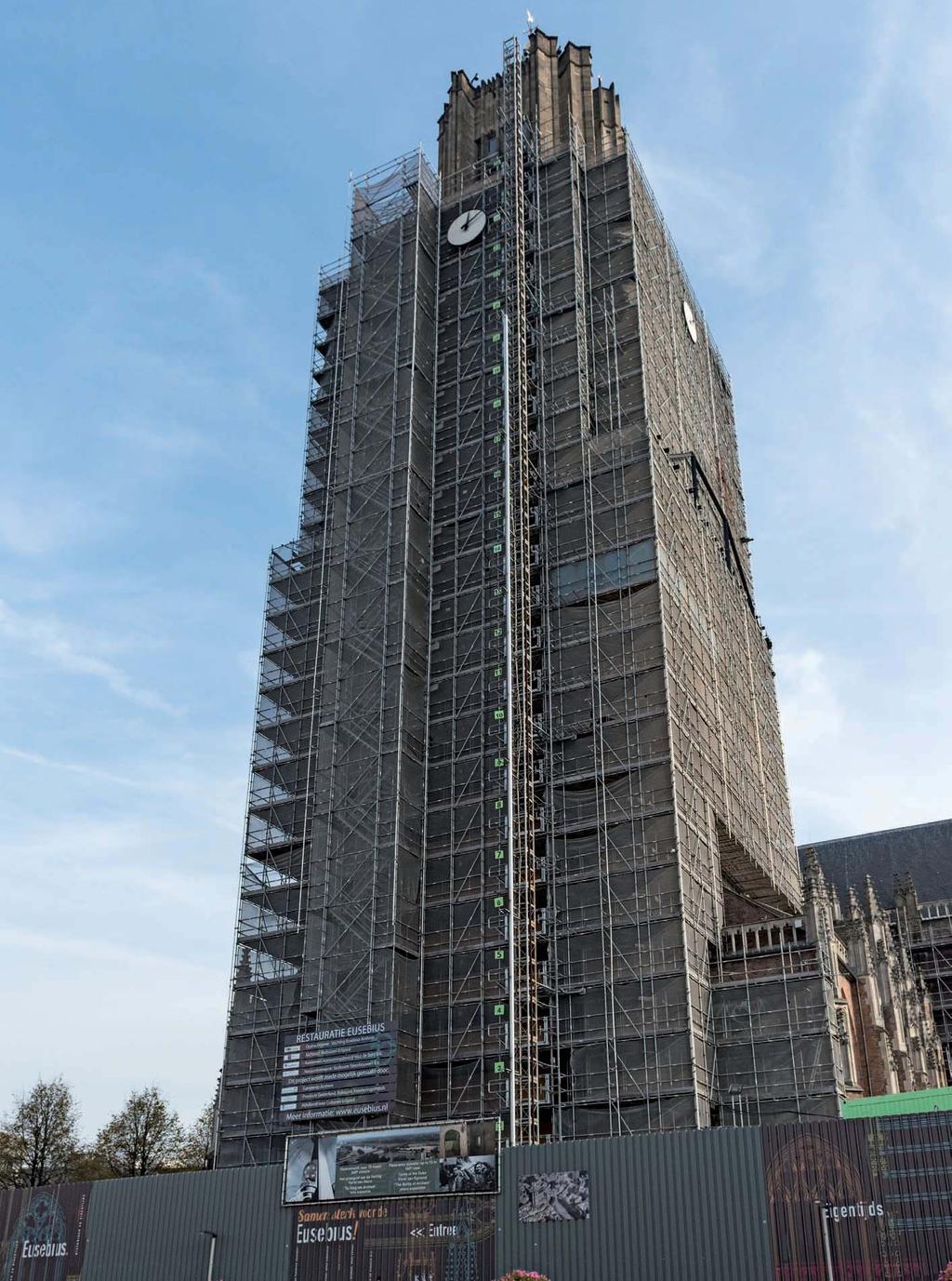 In 2019 moet de toren hersteld en uit de steigers zijn want dan wordt herdacht dat 75 jaar eerder met
