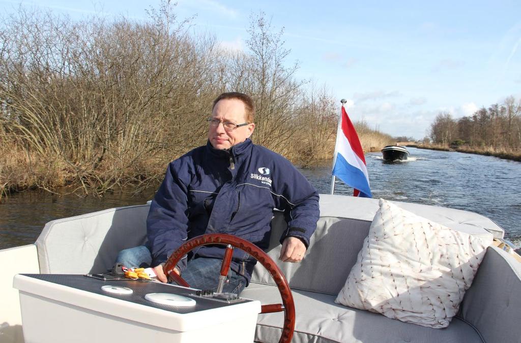 vaar i mpr ess i e Van Zutphen 500 en 633 Kijk, dat is nog eens geluk hebben: wekenlang grijs weer, de mal van de Van Zutphen 500 tender gereed, in de drie vervolgens wind en regen, maar nu net