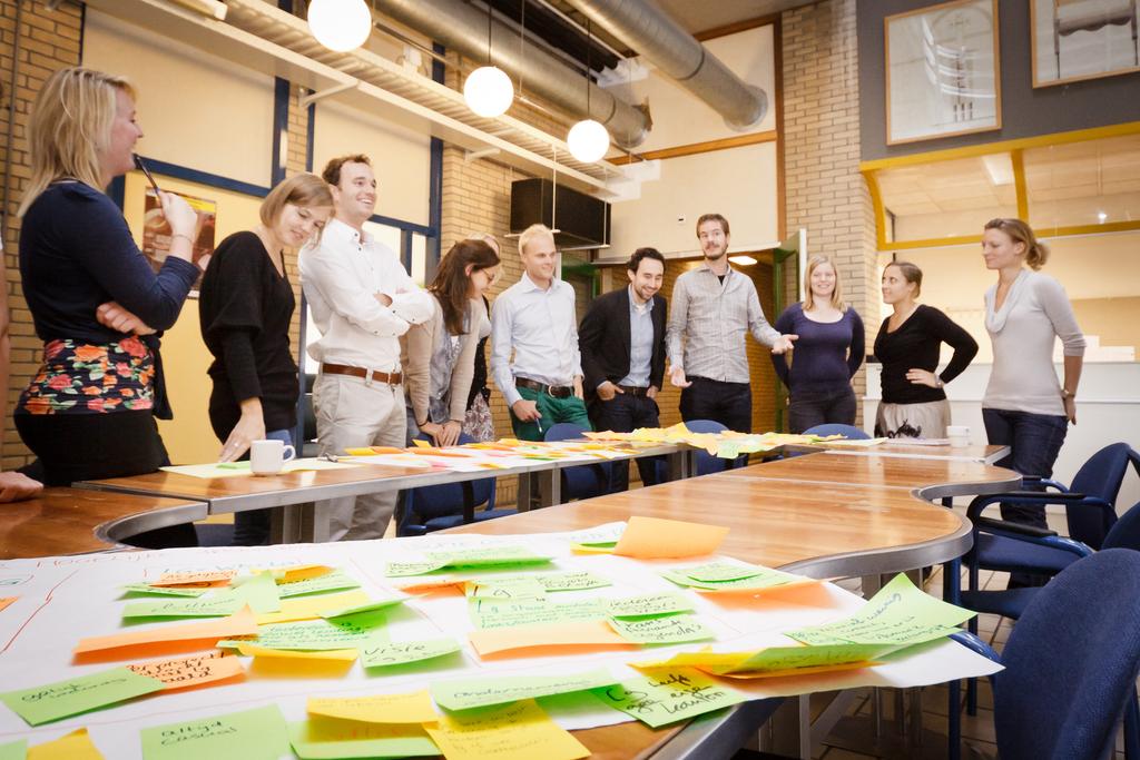 Presentatie De training begint bij ons met een high-energie presentatie met daarin veel branchevreemde voorbeelden; hier leer je het meeste van. Door alle voorbeelden kom je los van vaste patronen.