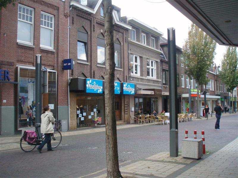 van Heerlen en maakt deel uit van het kernwinkelgebied.