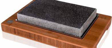 Steak Rock - Model M afgewerkt bord met uitsparingen voor 3 sauscups en edelstalen Hot Stone houder met een  Afmeting plateau 30 x 25 cm