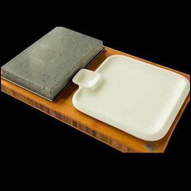 Steak Rock - Model K afgewerkt bord met uitsparingen voor het porseleinen dinerbordje inclusief sauscup en edelstalen Hot Stone