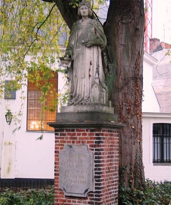 Brugge. Zo krijgen deze gemeenten een belangrijke autonomie, waarvan de belforten hét symbool zullen worden. Standbeeld van Johanna van Constantinopel in het begijnhof van Kortrijk.