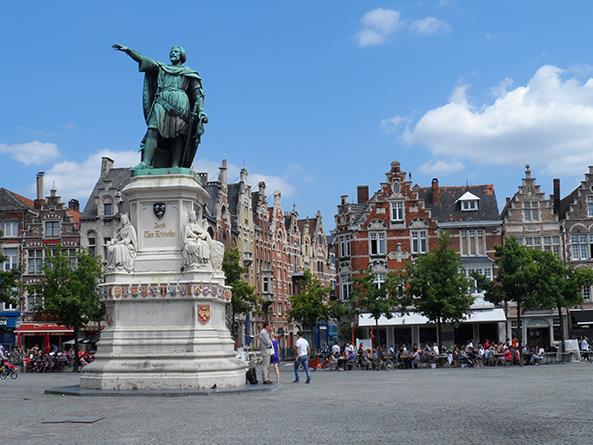 komen in opstand onder leiding van Zannekin, een avonturier uit Brugge. Vanaf 1325 sluiten Brugge en andere steden zich bij hen aan, maar Gent blijft de graaf trouw.