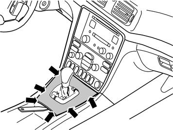 Trek aan de onderste hoek terwijl u deze omlaag drukt. Verwijder de connectoren van de radio en het toetsenblok voor de telefoon (indien aanwezig). Haal de console met de radio opzij.