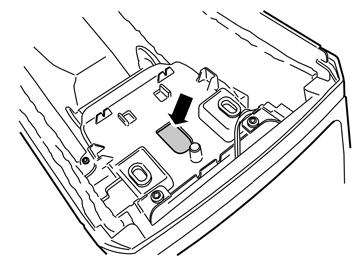 IMG-231640 23 Geldt voor auto's vanaf modeljaar 2005- Snijd een opening en volg hierbij de aanwezige markering in de bodem van het opbergvak voor de kabel van de ipod-adapter.