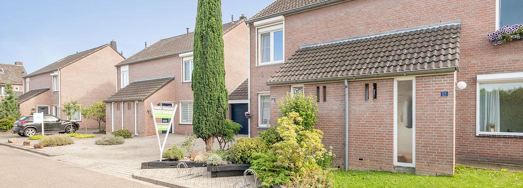 Omschrijving Goed onderhouden en nette tussenwoning met sfeervolle achtertuin en garage. De woning ligt in een verkeersluw straatje in Gronsveld.