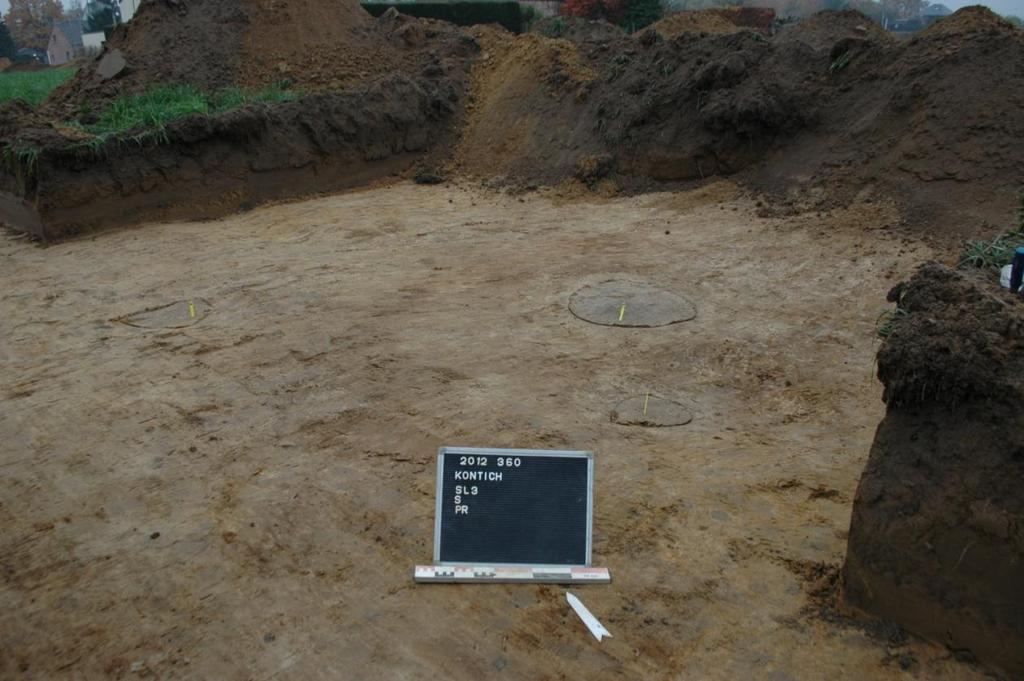 Hoofdstuk 3 Werkmethode Conform de opgelegde voorschriften werden sleuven aangelegd met een graafmachine op rupsbanden met een platte graafbak van 1,8 meter breed.