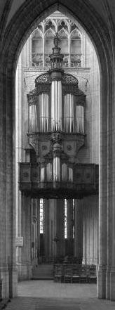 Gedurende 390 jaar sierde dit orgel de Sint-Pieterskerk in Leuven. De Franse orgelmaker Jean Crinon begon het te bouwen in 1554; een wel gemikte bom in 1944 maakte er een puinhoop van.