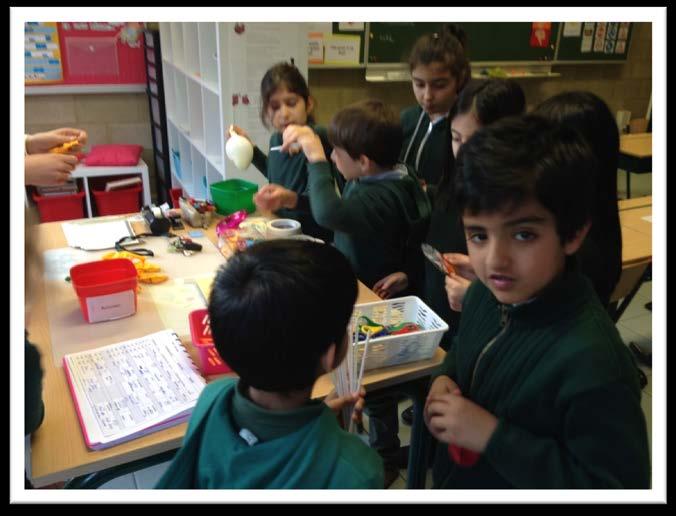 Het leertraject uitwerken: aan de slag (12 ) Activiteit: de verschillende materialen ontdekken en ermee experimenteren Beweegreden: de kinderen willen hun ideeën uitproberen.