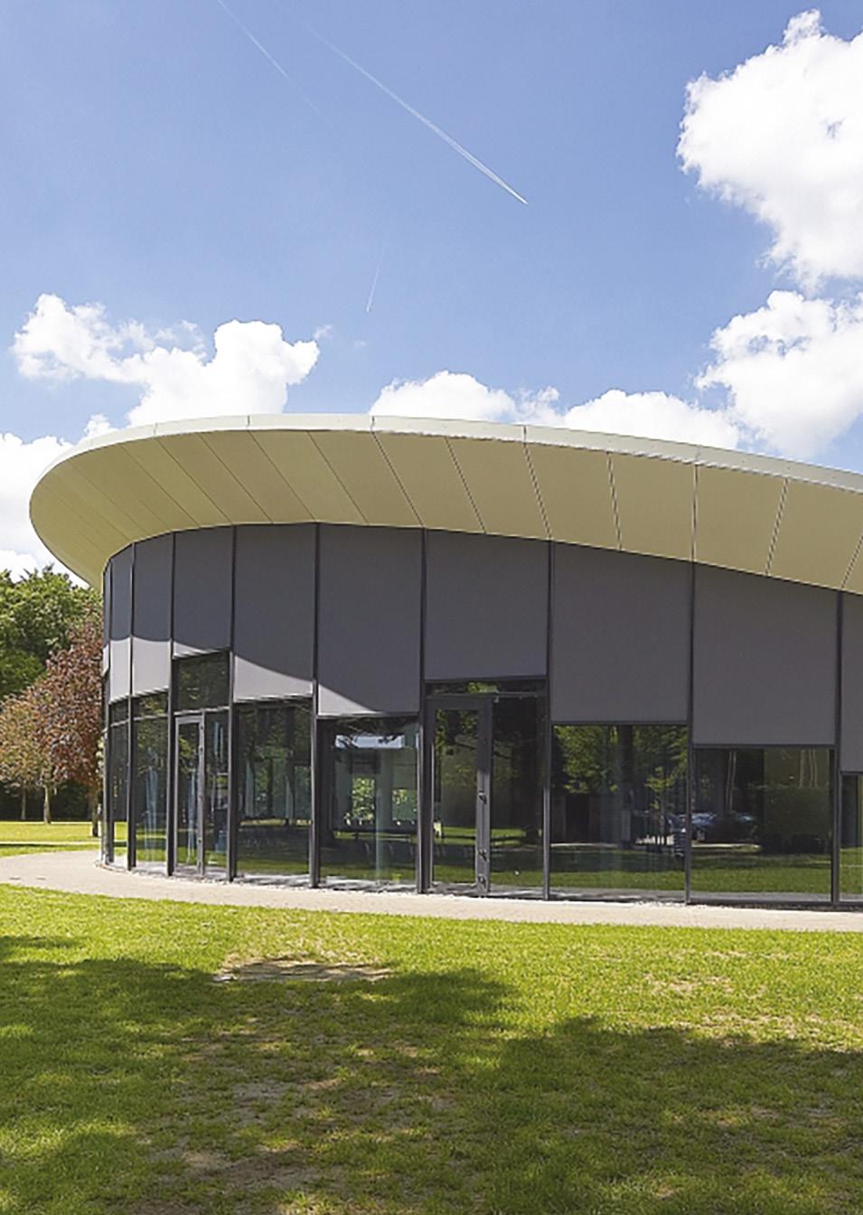 LOCATIE: THEATER MAITLAND LANDGOED DE HORST DRIEBERGEN Een volledig rond gebouw, dat als een schijf uit het maaiveld oprijst, gedeeltelijk verzonken in de grond van Landgoed de Horst in Driebergen.