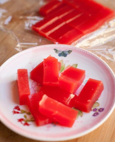 Zoet-zure watermeloen gummies DIT GERECHT VOOR 6 PERSONEN MAAK JE IN 45 MINUTEN Gelatine is super gezond voor je en deze zelfgemaakte gummies zijn niet alleen lekkerder dan kant-en-klare snoepjes, ze