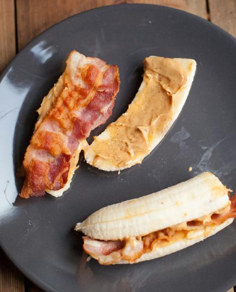 Banaan-bacon-snack DIT GERECHT VOOR 2 PERSONEN MAAK JE IN 15 MINUTEN Banaan en bacon? Jazeker! Super lekker! 2 bananen 4 plakjes ontbijtspek of bacon 2 el amandelpasta 1.