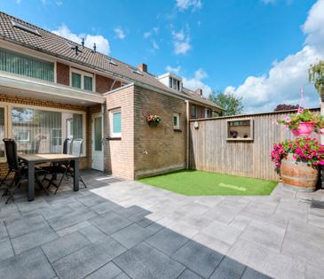 Tuin Vanuit de bijkeuken komt u in de goed verzorgde, onderhoudsvriendelijke