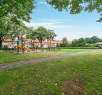 afzuigkap, oven en koelkast en een spoel eiland met een spoelbak en vaatwasser.