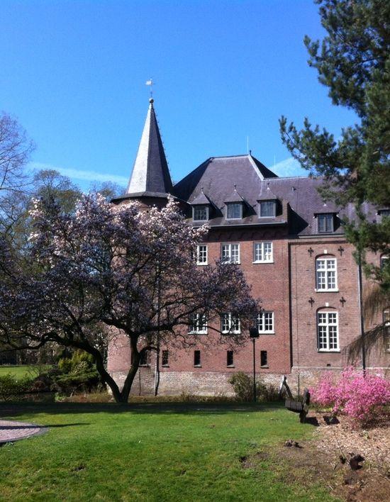 Aansluitend aan de oude kern zijn diverse moderne woonwijken gebouwd. Van daaruit ben je zo in het landelijke en groene buitengebied.