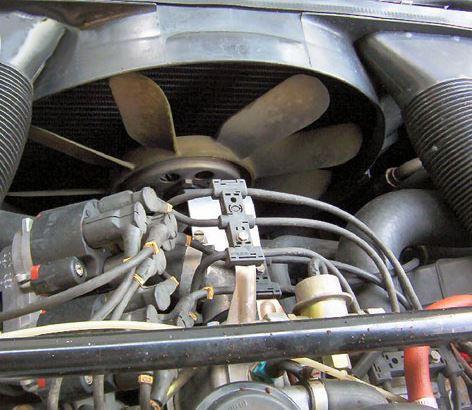 In model 1987 heeft men daar afscheid van genomen en hebben de Porsche engineers de toevlucht genomen tot gecontroleerde koeling met twee dikke elektrische ventilatoren.